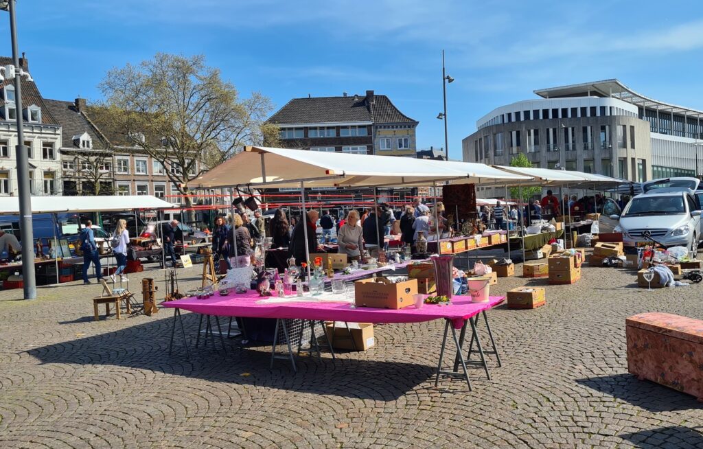 Handwerken voor Gambia in creatief café in Makkum